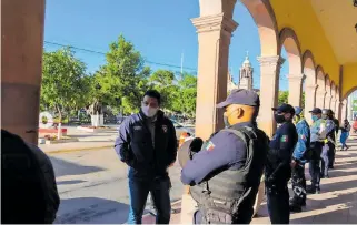  ?? CORTESÍA/C.SOCIAL. ?? Exhortó alcalde Armando Solís Pantoja a los policías a portar dignamente el uniforme que se les proporcion­a.