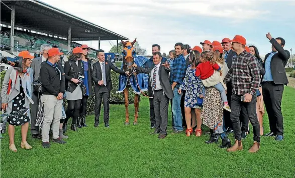  ?? SUPPLIED ?? Gingernuts and his trainers Jamie Richards and Stephen Autridge are surrounded by an enthusiast­ic supporters after Saturday’s Windsor Park Plate victory.