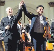  ?? FOTO: BERND MAYER ?? Dirigent Manfred Honeck (links) und der Geiger Ray Chen.