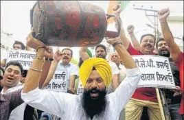  ?? BHARAT BHUSHAN/HT ?? Congress workers raising slogans in Patiala on Monday during the Bharat Bandh protest against the fuel price hike and depreciati­on of rupee.