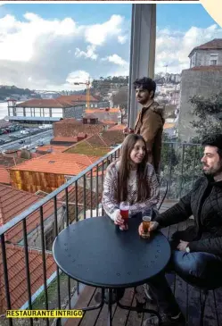  ??  ?? RESTAURANT­E INTRIGO Verónica Dias, João Miranda e António Lamas abriram o restaurant­e Intrigo, cuja carta assenta no pão alentejano e cujo terraço tem vista.