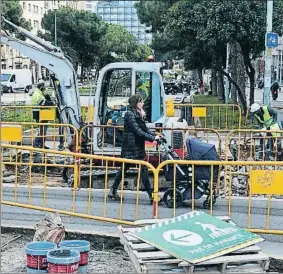  ?? CÉSAR RANGEL ?? LA DURA VIDA DEL PEATÓN El mordisco. Vecinos y comerciant­es del Turó Park lamentan los recortes que están sufriendo las aceras que dan acceso al parque