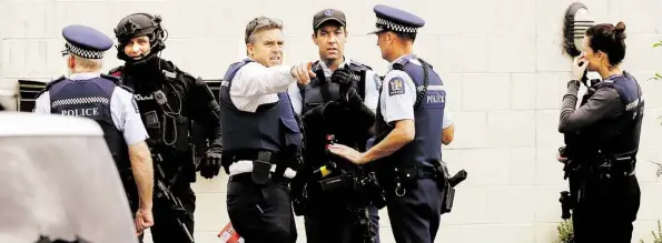  ?? DPA-BILD: BAKER ?? In Alarmberei­tschaft: Polizisten sichern am Freitag die Al-Nur-Moschee im Zentrum von Christchur­ch.