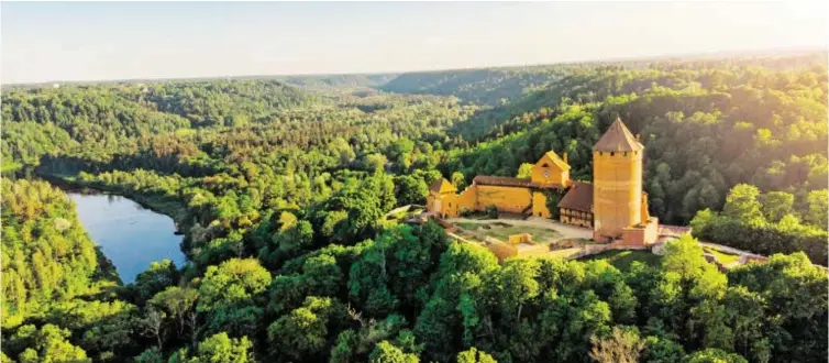  ?? BILD: SN/FOTOLIA-RONSTIK ?? Die Burg Turaida – der Name bedeutet übersetzt „Gottesgart­en“.