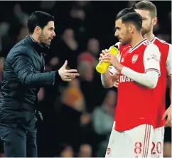  ??  ?? Listen up: Mikel Arteta passes on instructio­ns to Dani Ceballos