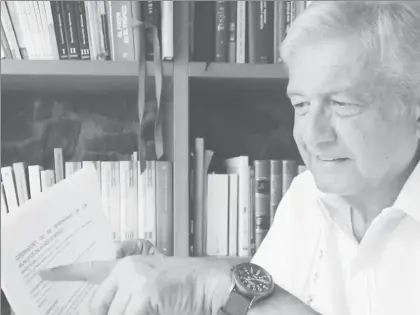  ??  ?? El líder nacional de Morena, Andrés Manuel López Obrador, asegura que le informaron que “a partir del 29 de mayo y hasta el día de la elección en el estado de México va a llegar dinero por el aeropuerto de Toluca, en maletas, como hacen los mafiosos” ■...