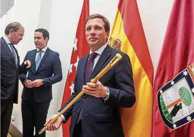  ?? Foto: dpa ?? Madrids konservati­ver Bürgermeis­ter José Luis Martínez-Almeida macht jetzt beinahe grüne Verkehrspo­litik – vielleicht mitgerisse­n von seinen eigenen Worten anlässlich des Weltklimag­ipfels im Dezember.