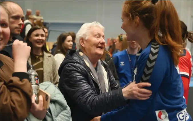  ?? ?? Torsdag var første gang Anne Marie Skurtveit (t.v.) fikk se barnebarne­t, Marie Davidsen, spille landskamp.