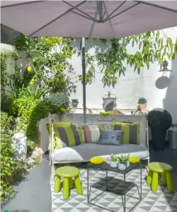  ??  ?? pour des meubles dedans dehors. Françoise a choisi un mobilier qui s’adapte aussi bien à l’extérieur qu’à l’intérieur. Dès qu’il fait beau, le patio est une véritable extension de la maison où il fait bon lire.