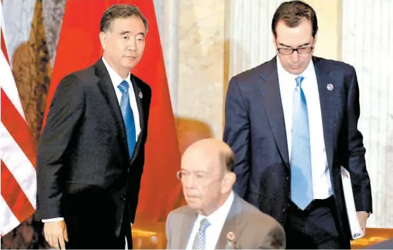  ?? YURI GRIPAS/REUTERS ?? Wang Yang , Steven Mnuchin y Wilbur Ross en las reuniones.