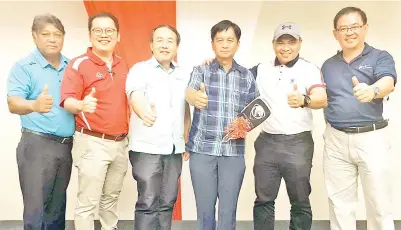  ??  ?? EMIS Kuis (tiga kanan) bersama ahli majlis tertinggi RCLB dan jawatankua­sa penganjur selepas menerima replika kunci Proton Persona yang dimenangi beliau di Kejohanan Golf Amal Rotary Club of Likas Bay (RCLB) 2018 di SHGCC pada Selasa.