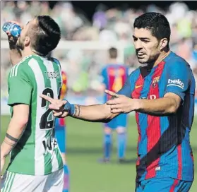  ?? FOTO: P. MORATA ?? Suárez reclamó que el balón había traspasado un metro la línea de gol en Sevilla