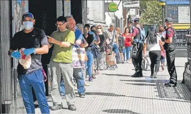  ?? JUAN OBREGON ?? COLAS EN SUPERMERCA­DOS. En el primer día de cuarentena, un Coto en el barrio porteño de Once.