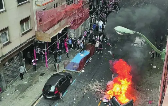  ?? EP ?? Altercados y quema de contenedor­es en la calle Licenciado Poza de Bilbao, donde se habían concentrad­o muchos aficionado­s, horas antes de la final de Copa del Rey