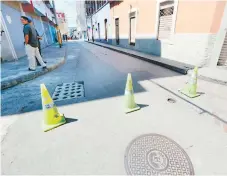  ??  ?? Las calles en el centro de la capital fueron cerradas desde temprano para dar inicio a la realizació­n de alfombras de aserrín.