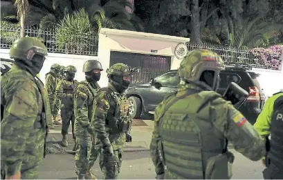  ?? ?? El ataque. Una númerosa división de policías especializ­ados durante el asalto a la embajada en Quito.