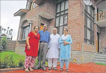  ?? WASEEM ANDRABI / HT ?? Surinder and Santosh Kachroo with her parents at their new home in Srinagar, not far from the airport.