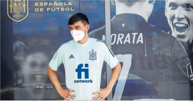  ?? RFEF ?? El canario Pedri, brazos en jarra y con la mascarilla, aguarda antes de comenzar el entrenamie­nto individual de ayer.