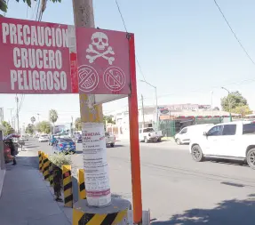  ?? ?? l Residentes de la colonia Balderrama instalaron este señalamien­to de advertenci­a para evitar más decesos por accidentes de tránsito.