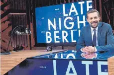  ?? FOTO: DPA ?? Klaas Heufer-Umlauf sitzt in der Kulisse seiner Late Night Show „Late Night Berlin“. Der 34-Jährige wurde mit Sendungen wie „Circus HalliGalli“auf ProSieben oder „neoParadis­e“im ZDF bekannt.