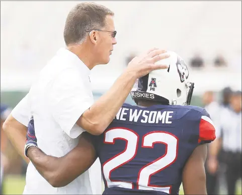  ?? Stephen M. Dowell / Tribune News Service ?? UConn coach Randy Edsall puts his arm around senior running back Arkeel Newsome before facing Central Florida on Nov. 11 in Orlando, Fla.