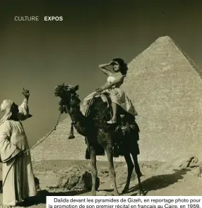  ??  ?? Dalida devant les pyramides de Gizeh, en reportage photo pour la promotion de son premier récital en français au Caire, en 1959.