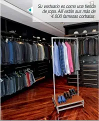  ??  ?? Su vestuario es como una tienda de ropa. Allí están sus más de 4.000 famosas corbatas.