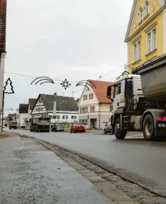  ?? Foto: Christian Gall ?? Die Nord-süd-achse von Thannhause­n wird stark befahren – zum Ärger vieler Anwohner. Im Bereich der Edmund-zimmermann-straße kehrt selten Ruhe ein. Abhilfe könnte eine zusätzlich­e Umgehung um die Stadt schaffen.