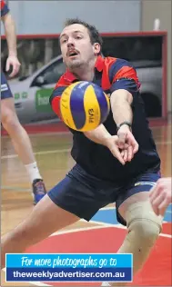  ??  ?? ABOVE: Horsham’s Brady King in action against Ballarat. ABOVE LEFT: Horsham’s Delaney Wills looks bemused when a ball heading out of play hit her leg. Coach David Berry, left, looks on in disbelief.
Pictures: PAUL CARRACHER