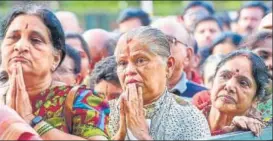  ?? PTI ?? ■
Devotees pay their last respects to Vishwesha Teertha Swami in Bengaluru on Sunday.