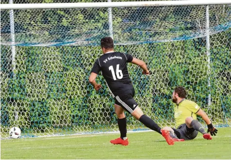  ?? Foto: Sebastian Richly ?? Eiskalt: Echsjeims Dennis Buja lässt Dasings Torhüter Benedikt Greppmair keine Chance und erzielte das wichtige 1:0. Am Ende siegt der der SVE mit 4:1 in der ersten Runde der Relegation und darf weiter vom Aufstieg in die Kreisliga träumen. Für den TSV...