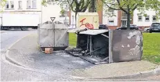  ?? RP-FOTO: JOACHIM PREUSS ?? An der Gerhardstr­aße wurden diese beiden Altpapierc­ontainer in Brand gesetzt.