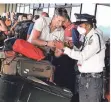  ?? FOTO: DPA ?? Deutsche Touristen im März 2020 am Flughafen auf den Philippine­n.