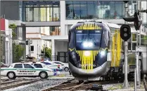  ?? LANNIS WATERS / THE PALM BEACH POST ?? Brightline upgrades along the FEC tracks, including this crossing in West Palm Beach, were completed last year. But trains have hit four pedestrian­s or bicyclists in a month.