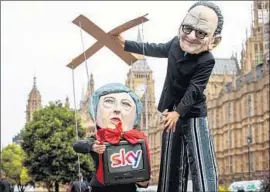  ?? Jack Taylor Getty Images ?? FOES OF 21st Century Fox’s proposed deal for Sky dress as British Prime Minister Theresa May and media mogul Rupert Murdoch in London in June 2017.
