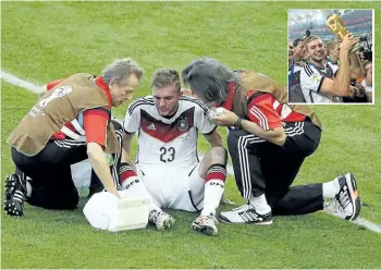  ?? THEMBA HADEBE/THE ASSOCIATED PRESS ?? Germany’s Christoph Kramer gets assistance during the World Cup final soccer match between Germany and Argentina at the Maracana Stadium in Rio de Janeiro, Brazil, Sunday, July 13, 2014. Germany defeating Argentina 1-0 in extra time. (Insert) Kramer...