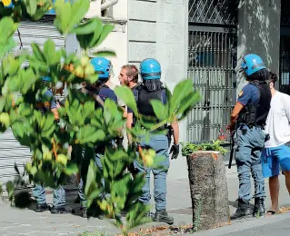  ??  ?? Via Corsica Le proteste di residenti e centri sociali durante l’abbattimen­to degli ippocastan­i