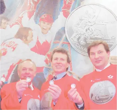  ??  ?? Yvan Cournoyer, Paul Henderson et Vladislav Tretiak lors des célébratio­ns entourant les 25 ans de la Série du siècle de 1972.