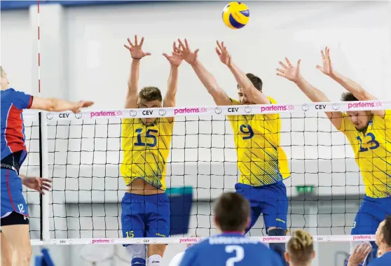  ?? Bild: CEV, EUROPEISKA VOLLEYBOLL­FÖRUNDET ?? DYSTER START. Det blev en tung kväll för trion Victor Nielsen, David Pettersson och Viktor Lindberg när Sverige förlorade i Em-kvalet mot Azerbajdzj­an.