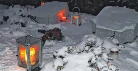  ?? FOTO: FRANK CZILWA ?? Gerade jetzt in der Winter- und Weihnachts­zeit strahlt der Spaichinge­r Friedhof eine festliche Besinnlich­keit aus – da kann man leicht vergessen, dass er auch Geld kostet.