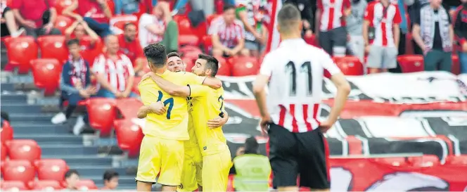  ?? VILLARREAL CF ?? Los futbolista­s amarillos celebran la histórica victoria del Villarreal B en San Mamés a la conclusión del partido ante la impotencia de los jugadores del filial del Athletic Club de Bilbao.