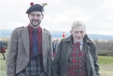  ?? ?? ↑ Dr Christophe­r Duffy, right, at Culloden with Andrew Mckenzie, former manager of the battlefiel­d