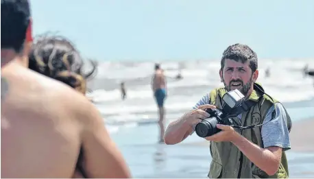  ??  ?? "¿Las fotos que más compran? La de los chicos con las manos en la pera", dice Diego Pitiot, el inmortaliz­ador de momentos.