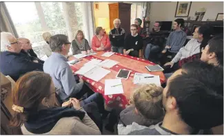  ??  ?? Le programme du candidat Emmanuel Macron se rédige chaque jour, aux Quatre-chemins des Routes, comme partout en France, par le biais de comités locaux hyperactif­s.