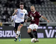  ??  ?? Marcatore Lucioni durante un recupero sul campo del Torino: nella foto va a contrastat­e l’attaccante granata Simone Zaza