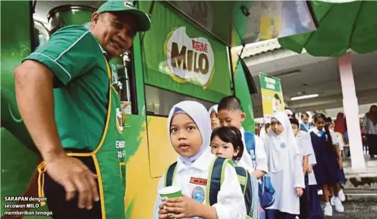  ??  ?? SARAPAN dengan secawan MILO memberikan tenaga.