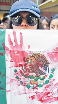  ?? EFE ?? Por segundo día consecutiv­o estudiante­s universita­rios marcharon en México en protesta por los asesinatos.