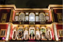  ??  ?? O palácio dos Marqueses de Fronteira, na noite em que foi alugado pelo estilista Valentino