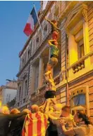  ?? AFP ?? Residents form a human pyramid in Catalonia in support of independen­ce for Catalans as rallies in Barcelona (top photo) continued to press the Spanish government to recognize the independen­ce referendum.—