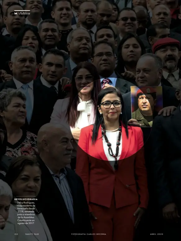  ??  ?? REVOLUCION­ARIA Delcy Rodríguez, vicepresid­enta de Venezuela desde 2018, retratada junto a miembros de la Asamblea Constituye­nte en agosto de 2017.